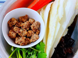 白菜烩小酥肉,准备原材料白菜梗、胡萝卜、泡发好的木耳、香菜、小酥肉