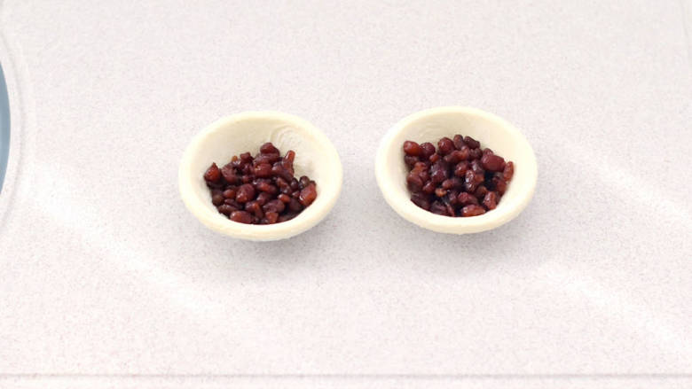 蛋挞密豆酥,<a style='color:red;display:inline-block;' href='/shicai/ 4187'>蛋挞皮</a>从冰箱取出的时候稍微解冻一下，放入密豆。