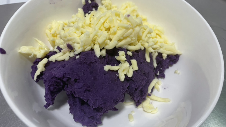 紫薯芝士烙饼,<a style='color:red;display:inline-block;' href='/shicai/ 2643'>紫薯</a>泥和芝士混合。