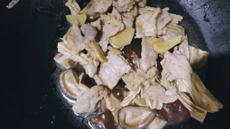香菇肉片煲,加入肉片，再焖煮3~4分钟