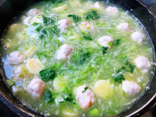 虾滑汤,放入盐和味精调味均匀最后撒上香葱和香菜末提鲜即可出锅享用