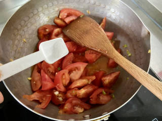 番茄黄瓜炒蛋,可以加少许食盐翻炒，加快番茄出汁