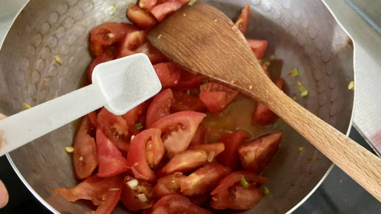 番茄黄瓜炒蛋,可以加少许食盐翻炒，加快番茄出汁