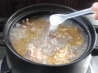 花生土鸡汤,加盐拌匀后，继续煮10分钟至入味