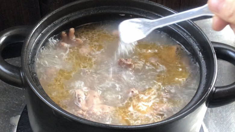 花生土鸡汤,加盐拌匀后，继续煮10分钟至入味