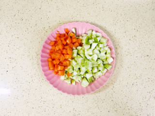 酱爆双丁,黄瓜和胡萝卜洗净，切成小丁