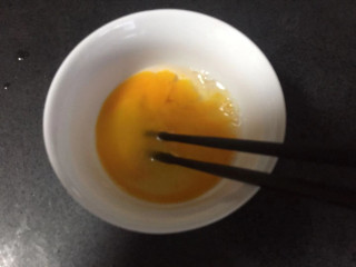 玉米虾仁蛋炒饭,鸡蛋磕碗里打散