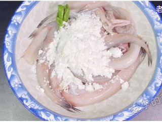 酱烧豆腐鱼教程,放入玉米淀粉使每一条鱼都粘上粉