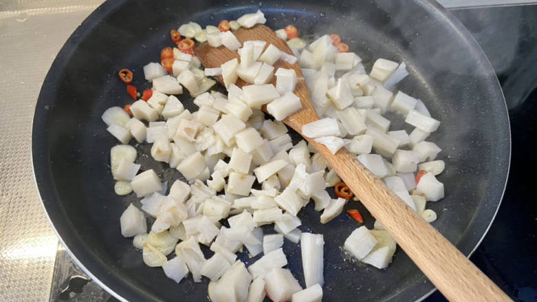 素炒双丁➕黄瓜藕丁双脆,加入沥水后的藕丁，中火煸炒半分钟