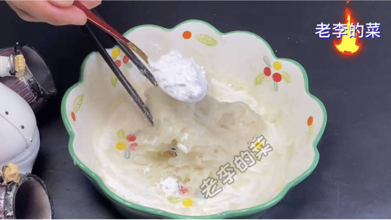 桂花条头糕制作教程,蒸熟的糯米粉加入木薯粉