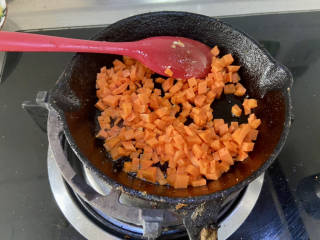 牛油果拌饭,加入胡萝卜粒，中小火炒熟
