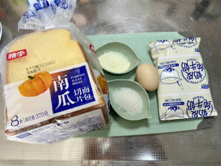 法式牛奶烤吐司,食材合照：吐司面包适量，牛奶200ml，白砂糖10g，奶粉少许，鸡蛋一个