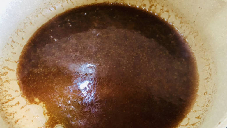芋头蒸五花肉,取出蒸好的芋头把多余的汤汁倒入锅中，加入水淀粉小火熬至汤汁浓稠。