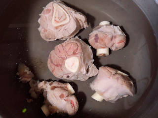山药胡萝卜炖羊肉,羊腿肉洗净放入砂锅中，倒入适量水，开始炖煮40分钟。