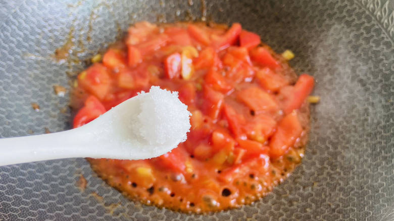 番茄炒鱼片,根据个人口味加入适量盐