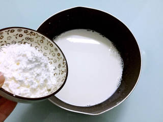 椰丝牛奶小方糕,加入玉米淀粉