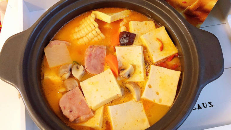 花胶鸡汤,汤色金黄，浓醇味鲜的花胶鸡汤煲就可以吃了。