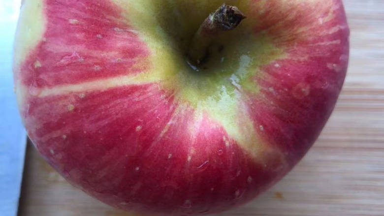 苹果燕麦派,<a style='color:red;display:inline-block;' href='/shicai/ 591'>苹果</a>选香甜可口，脆嫩一些，清洗干净。