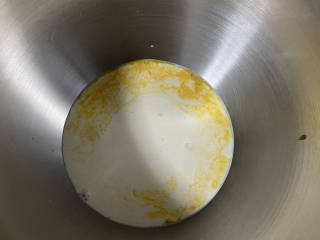 爆浆吐司,先加入液体类：淡奶油、牛奶、蛋液。