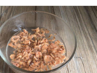 海鲜小馄饨,虾皮用清水洗净盐份，浸泡一会儿以去咸味，再洗净沥水备用