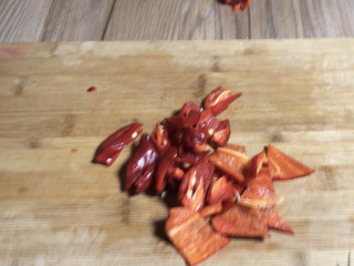 蒜苔五花肉,红椒洗净去蒂去皮，切成小块备用
