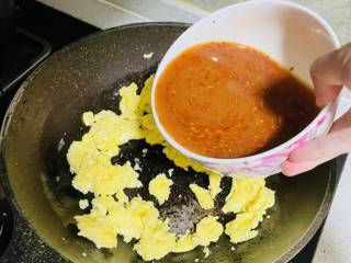 安小姐家常拌面,鸡蛋打散，炒好后倒入调好的酱料。