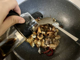 香菇烧鸭肉➕香菇山药烧鸭肉,加入一汤匙生抽翻炒均匀
