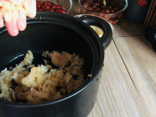 百合莲子汤,撕成小朵，放入砂锅中