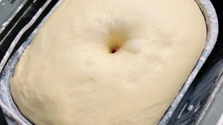 肉松牛角包,将面团团发酵至2.5倍大小。