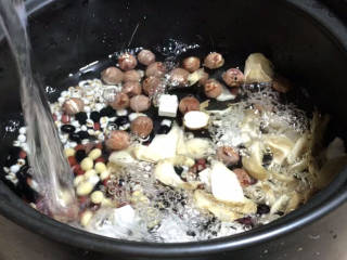 八宝粥,将茯苓、莲子、百合、黑豆、黄豆、红豆等坚硬食材提前浸泡一夜