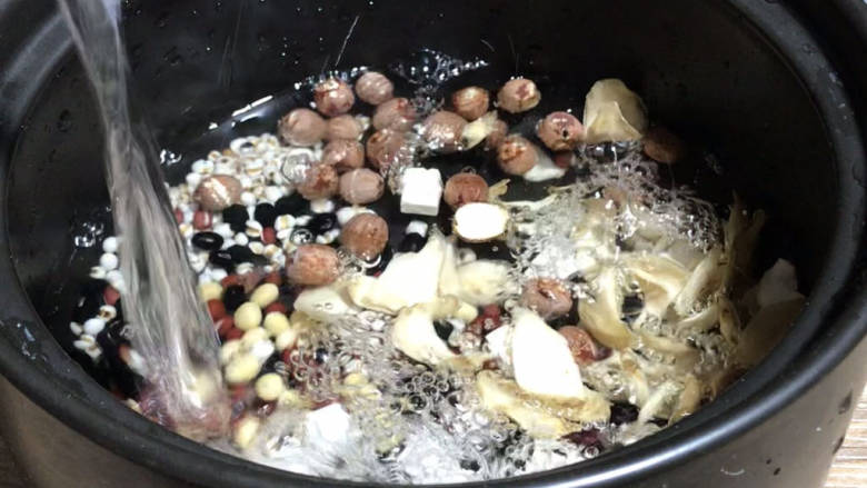 八宝粥,将茯苓、莲子、百合、黑豆、黄豆、红豆等坚硬食材提前浸泡一夜