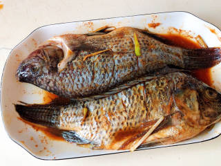 香烤鲫鱼,将鱼与腌料按摩一会儿入味。