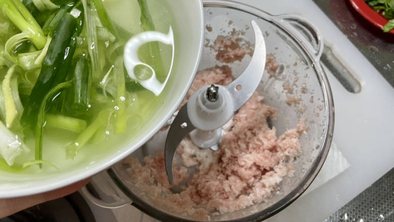 海鲜小馄饨➕鲜虾玉米猪肉馄饨,分次加入葱姜水，每次加入都要再开机搅打至水分吸收，最后搅打成细腻多汁的肉泥