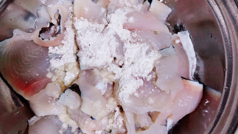 酸菜海鲜锅,准备好鱼片，撒上盐鱼料包，料酒搅拌均匀，腌制半小时。