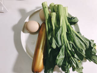火腿青菜炒鸡蛋,准备食材:火腿，青菜，鸡蛋