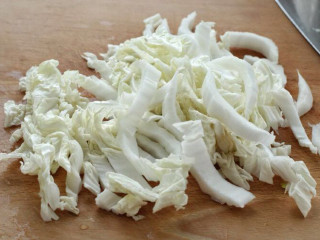 五花肉炖白菜,白菜洗净后沥干水分，然后切成粗丝，也可以用手撕成片状，看个人习惯。