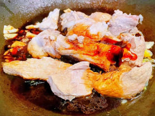 茭白茄子焖肉,煮好的排骨肉放入锅中倒入调味料一品鲜酱油、蚝油、糖、料酒