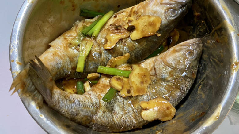 黄豆酱蒸鲈鱼,鱼身里外都抓拌均匀，腌制10分钟