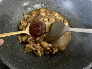 土豆香菇焖鸡,加入一汤匙黄豆酱翻炒均匀