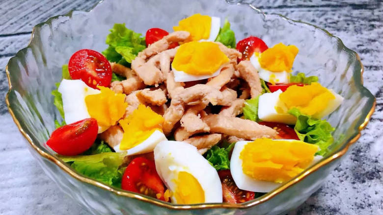 鸡胸肉蔬菜沙拉,鸡蛋去皮切成不规则形状放入盘中