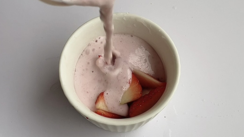 #闹元宵#草莓奶昔,再倒入草莓奶昔