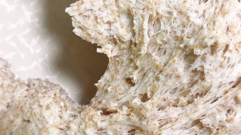 高纤全麦馒头,全麦面粉不可能和普通面粉那样发酵至2倍大，发酵成就这种很多孔的状态就可以了