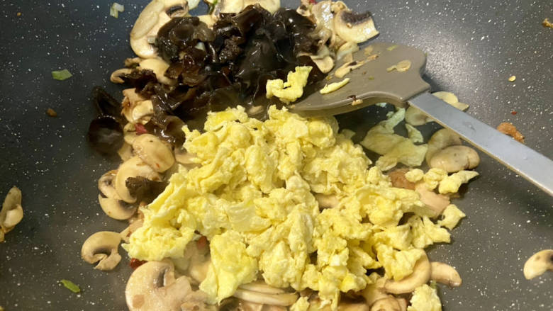口蘑炒蛋➕虾皮口蘑木耳炒蛋,下焯水后的木耳和炒蛋，翻炒均匀
