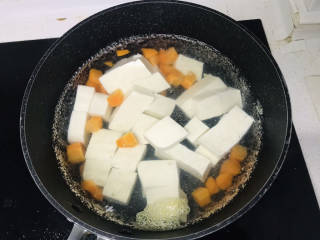 豆腐蛋花汤,再加入豆腐煮3分钟；