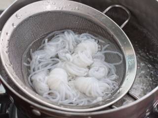 虾滑汤,再将魔芋结也放进沸水中烫一分钟捞出备用。