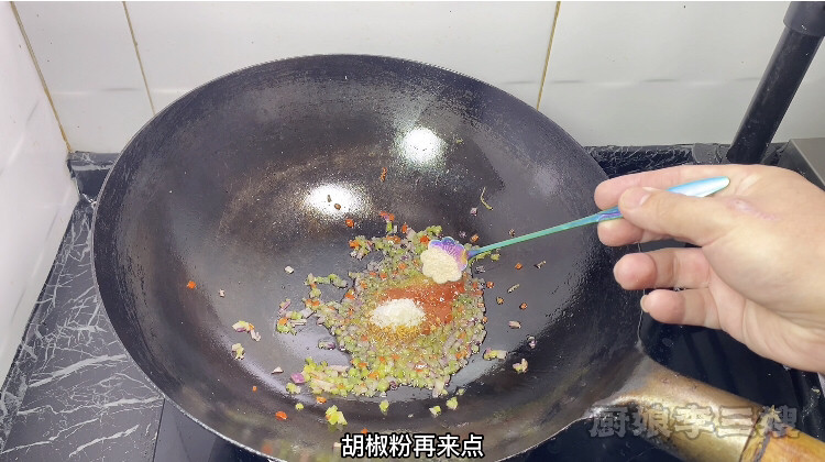 外焦里嫩的海苔豆腐卷儿制作方法,鸡粉和胡椒粉各一小勺