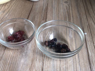 蓝莓酸奶马芬,浸泡好的蓝莓干和蔓越莓干，洗净沥水