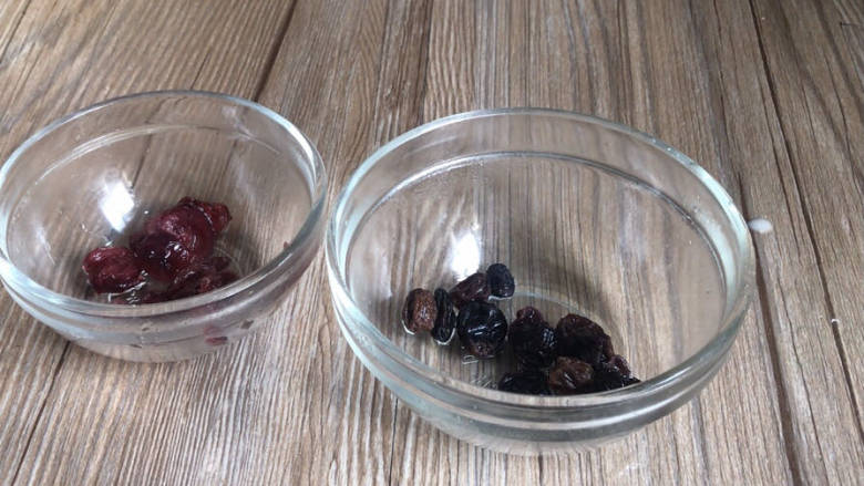 蓝莓酸奶马芬,浸泡好的蓝莓干和蔓越莓干，洗净沥水