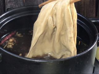 卤豆腐皮,30分钟后，取出豆腐皮，沥干水分