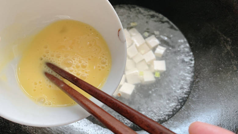 豆腐蛋花汤,打成鸡蛋液，加入到锅中